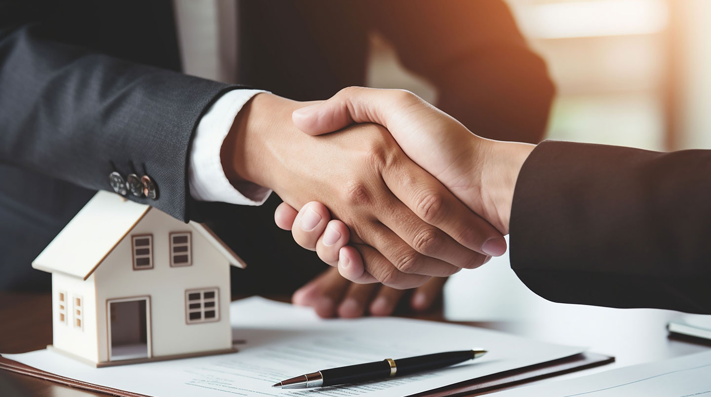 Dossier de financement LMNP ouvert sur table de banque avec documents de plan de financement et offre de prêt immobilier consultés par un investisseur